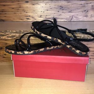 NWT MACKIN J Platform Sandals with leopard print